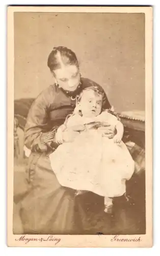 Fotografie Morgan & Laing, Greenwich, Portrait bürgerliche Dame mit Kleinkind auf dem Schoss