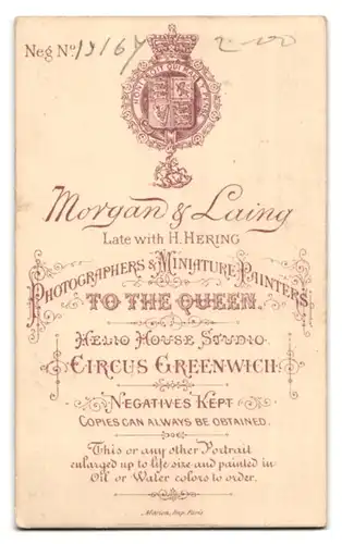 Fotografie Morgan & Laing, Greenwich, Portrait bürgerliche Dame mit Kleinkind auf dem Schoss