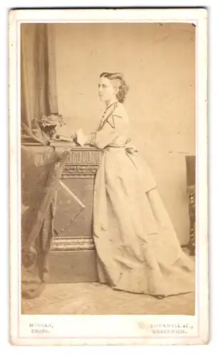 Fotografie Morgan, Greenwich, Stockwell St., Portrait junge Dame im langen Kleid