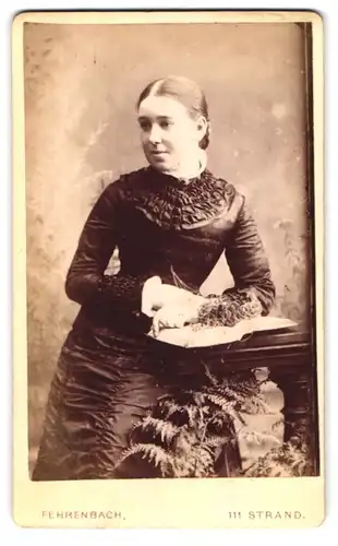 Fotografie Fehrenbach, London, 111 Strand, Portrait junge Dame in hübscher Kleidung mit Buch