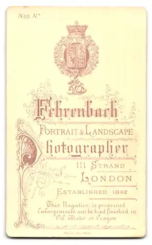 Fotografie Fehrenbach, London, 111 Strand, Portrait junge Dame in hübscher Kleidung mit Buch