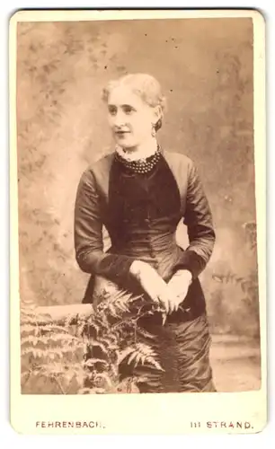 Fotografie Fehrenbach, London, 111 Strand, Portrait junge Dame in modischer Kleidung