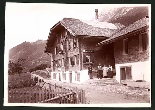 Fotografie Fotograf unbekannt, Ansicht Gadmen / Bern, Familie Tännler vor ihrem Hotel Bären