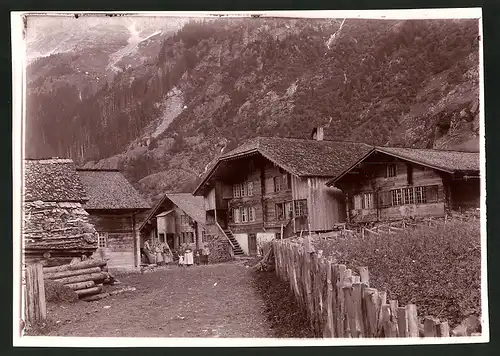 Fotografie Fotograf unbekannt, Ansicht Obermatt / Bern, Häuser und Bewohner des Ortes