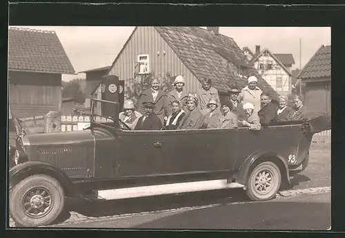 Foto-AK Braunlage, Reisebus auf einer sonnenbeschienenen Ortsstrasse