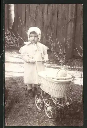 Foto-AK Kleinkind mit Kinderwagen