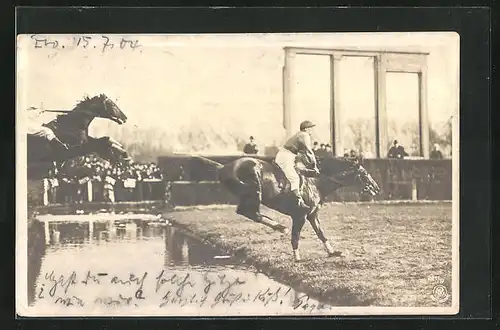 Foto-AK Jockeys springen mit Pferden über Graben, Pferdesport