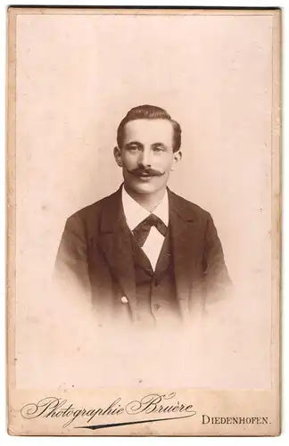 Fotografie Phtographie Bruère, Diedenhofen, Portrait junger Mann im adretten Anzug mit Moustache, Schnauzbart