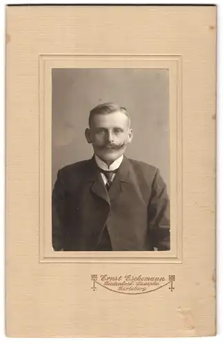 Fotografie Ernst Eschemann, Biedenkopf-Laasphe, Portrait Mann im feinen Anzug mit Moustache