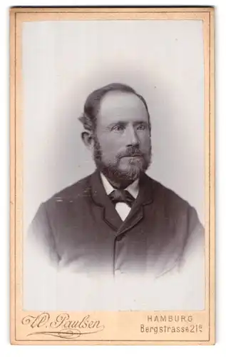 Fotografie W. Paulsen, Hamburg, Bergstr. 21a, Portrait Herr im Anzug mit Vollbart und Fliege