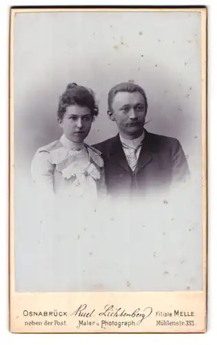 Fotografie Rud. Lichtenberg, Osnabrück, nebe der Post, Portrait junges Paar im Anzug mit Zwirbelbart und Sommerkleid