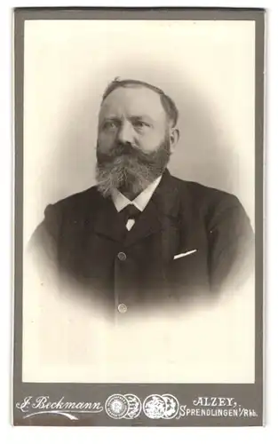 Fotografie J. Beckmann, Alzey, Weinrufstr., Portrait rundlicher älterer Mann mit Vollbart trägt Anzug