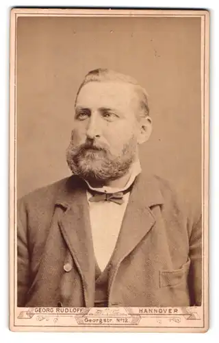 Fotografie Georg Rudolff, Hannover, Georg Str. 12, Portrait Herr im Anzug mit Vollbart und Fliege