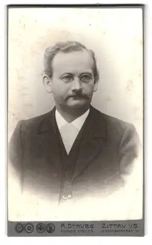 Fotografie H. Strube, Zittau i. S., Lessingstr. 14, Portrait Herr im Anzug mit Brille und Moustache, Schnauzbart