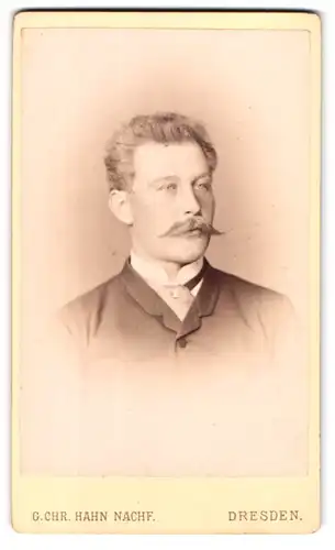 Fotografie G. Chr. Hahn, Dresden, Waisenhaus-Str. 34, Portrait Mann im Anzug mit Zwirbelbart