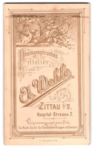 Fotografie A. Wehle, Zittau i. S., Hospital-Str. 2, Darstellung einer Plattenkamera mit Farbpalette