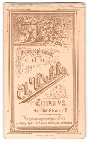 Fotografie A. Wehle, Zittau i. S., Hospital-Str. 2, Utensilien eines Fotografen mit Plattenkamera und Farbpalette