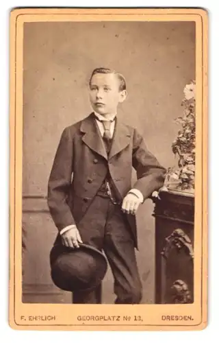 Fotografie F. Ehrlich, Dresden, Georgenplatz 12, Portrait Junge im feinen Anzug mit Schlips und Melone