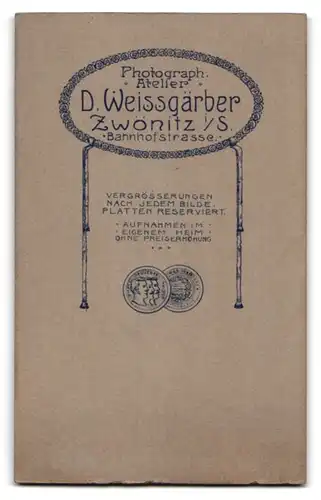 Fotografie D. Weissgärber, Zwönitz i. S., Bahnhofstr. Portrait kleiner Junge im weissen Anzug mit Schaukelpferd und Gerte