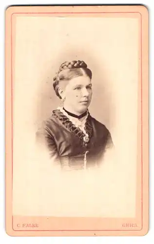 Fotografie C. Falke, Gera, Schleizer Str. 16, Portrait Dame im Kleid mit Zopf und Halskette