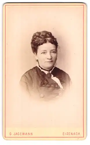 Fotografie G. Jagemann, Eisenach, Goldschmieden-Str. 111, Portrait Dame im Kleid mit Zopf und Halskette