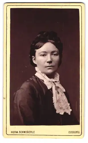 Fotografie Herm. Schwegerle, Coburg, nächst der Post, Portrait Frau mit Halstuch und hochgestecktem Zopf