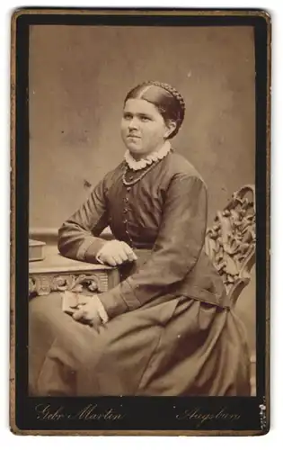 Fotografie Gebr. Martins, Augsburg, Bahnhofstrasse, Portrait junge Frau im Kleid mit Rüschenkragen und Zopf