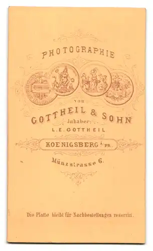Fotografie Gottheil & Sohn, Königsberg i. P., Münzstrasse 6, Portrait Mutter im Kleid mit Zopf und Baby auf dem Schoss