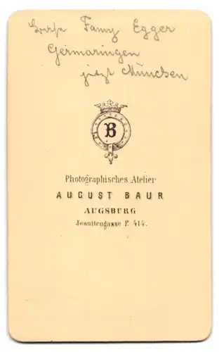 Fotografie August Baur, Augsburg, Jesuitengasse 414, Portrait Fanny Egger im Reifrock Kleid sitzend am Sekretär