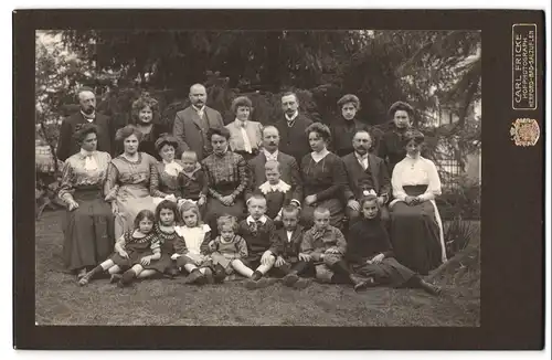 Fotografie Carl Fricke, Herford, Ansicht Herford, Familienporträt mit zehn Kindern