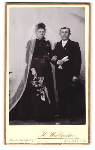 Fotografie H. Wallbrecker, Zittau i/S., Breite Str. 9, Portrait elegant gekleidetes Hochzeitspaar