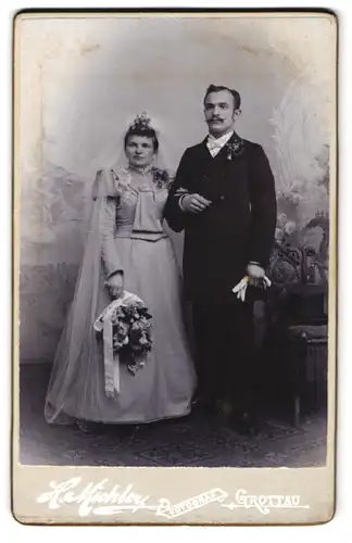 Fotografie A. Michler, Grottau, Portrait adrett gekleidetes Brautpaar