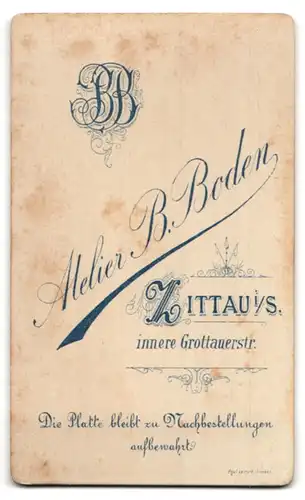 Fotografie B. Boden, Zittau i/S., innere Grottauerstr., Porträt Brautpaar, Bräutigam mit Zylinder, Braut mit Brautstrauss