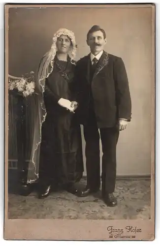 Fotografie Franz Hofer, Murnau, Portrait Brautleute im Handschlag, Tannenzweige an den Kleidern