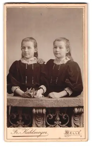 Fotografie Fr. Kahlmeyer, Melle, Mühlenstrasse, Portrait niedliches Zwillingspaar in hübschen Kleidern