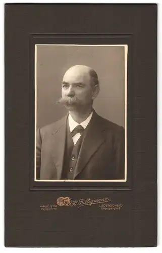 Fotografie H. Billigmann, Hagen i/W., Kampstr. 12, Portrait kahlköpfiger Herr in elegantem Jacket mit Walrossbart