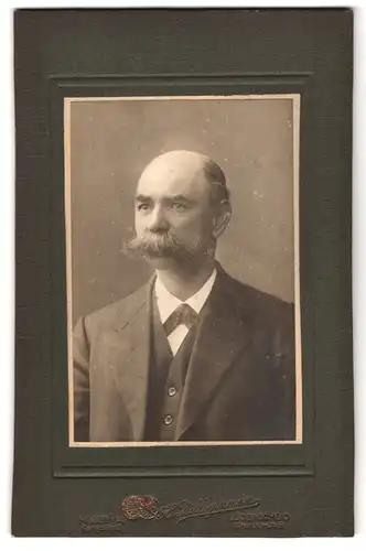 Fotografie H. Billigmann, Lüdenscheid, Altenaerstr. 8, Portrait kahlköpfiger Herr mit Walrossbart