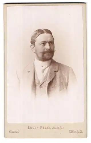 Fotografie Eugen Kegel, Kassel, Gr. Rosenstr. 5, Portrait Herr im hellen Anzug mit gepflegtem Vollbart