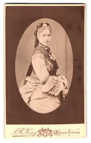 Fotografie A.R. Heisig, Dresden-Striesen, Portrait Dame in hübschem Kleid mit Rüschen, Kopfputz mit Haarnetz