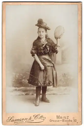 Fotografie Samson & Co., Mainz, Grosse Bleiche 50, Portrait Mädchen im Kostüm mit Hütchen und Tamborin