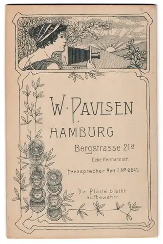 Fotografie W. Paulsen, Hamburg, Bergstr. 21a, rück. junge Frau mit Balgenkamera, Jugendstil, vorder. Porträt ältere Frau