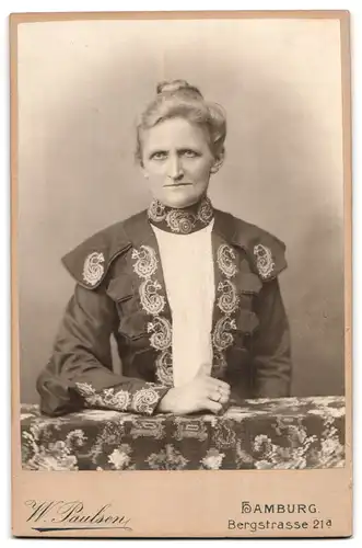 Fotografie W. Paulsen, Hamburg, Bergstr. 21a, rück. junge Frau mit Balgenkamera, Jugendstil, vorder. Porträt ältere Frau