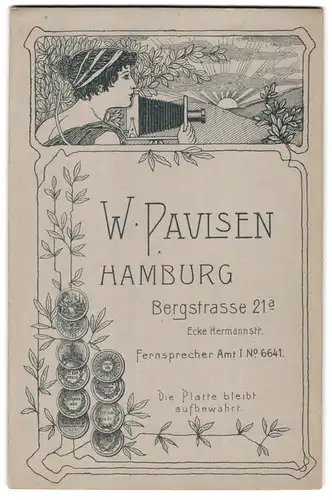Fotografie W. Paulsen, Hamburg, Bergstr. 21a, rück. junge Frau mit Balgenkamera, Jugendstil, vorder. Porträt Herr m. Hut