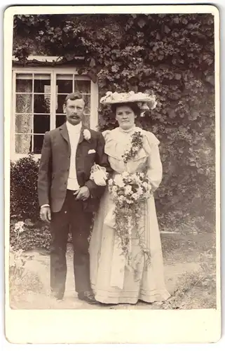 Fotografie unbekannter Fotograf und Ort, Portrait Brautpaar im Garten des Hauses