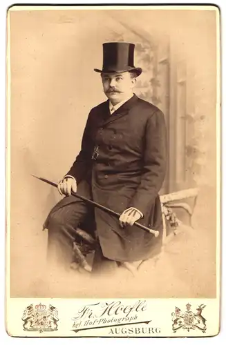 Fotografie Fr. Hoefle, Augsburg, Zeuggasse B. 226, Portrait beleibter Herr im Anzug mit Zylinder und Gehstock