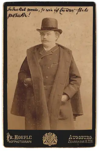 Fotografie Fr. Hoefle, Augsburg, Zeuggasse B. 226, Portrait eleganter Herr im Anzug mit Mantel und Melone