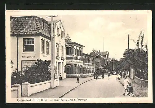 AK Niendorf, Kaufhaus Joh`s Drevsen, Spaziergänger