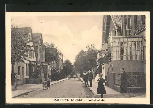 AK Bad Oeynhausen, Blick in die Wilhelmstrasse mit Häusern und Einwohnern