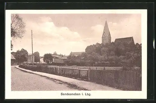 AK Sandesneben i. Lbg., Strassenpartie mit Kirche