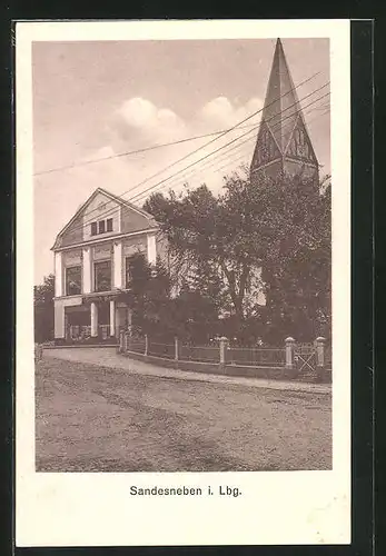 AK Sandesneben i. Lbg., Kaufhaus mit Kirche im Hintergrund